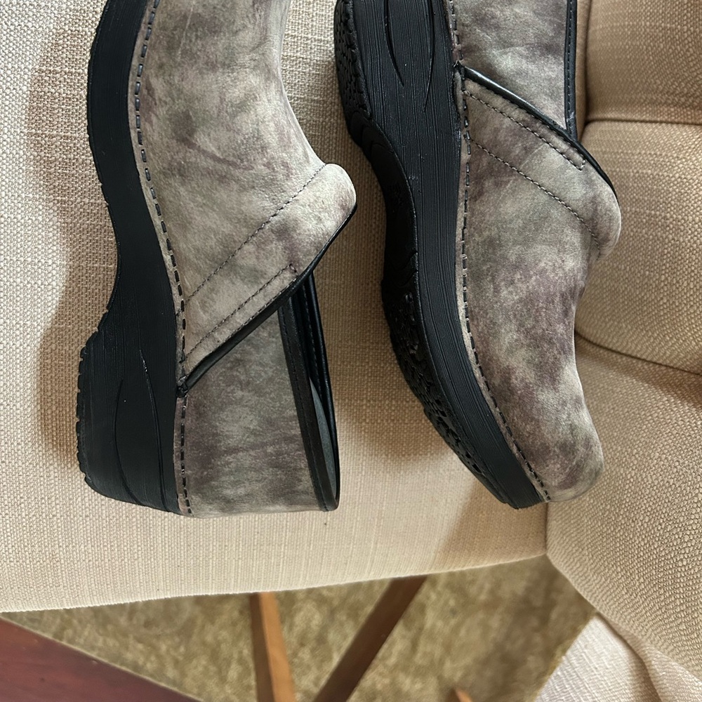 Dansko size 38 (7.5) clogs